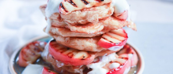 Ricotta pancakes with Pink Lady® apples and greek yoghurt